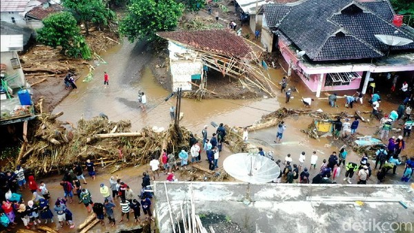 Kabupaten Sukabumi di Guncang Bencana Banjir dan Longsor, BPBD Berupaya Keras Lakukan Penanganan.