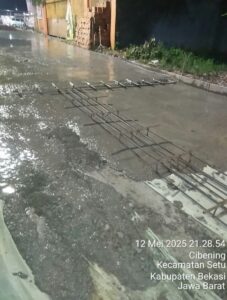 Rekonstruksi Jalan Cibening/Setu – Kertarahayu Yang Sedang Dikerjakan, Diduga Tidak Ada Pengawasan Dari Dinas Terkait?